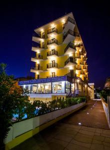 Bazén v ubytování Hotel Mondial nebo v jeho okolí