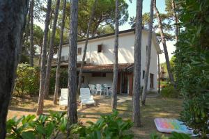 リニャーノ・サッビアドーロにあるVilla in Lignano Riviera comfortableの木々からの家の景色