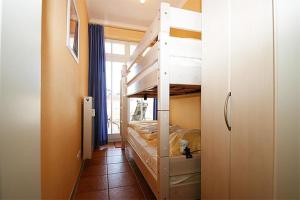 キュールングスボルンにあるDuenenschloss-Haus-1-Wohnung-36-9441のベッドルーム1室(二段ベッド1組付)