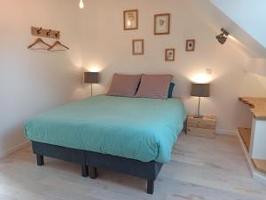 Un pat sau paturi într-o cameră la Chambre chez l'habitant Les Aubes du Vexin