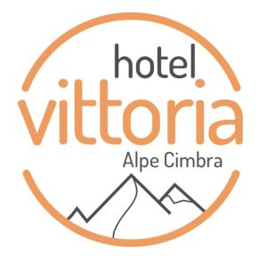 um sinal para um hotel num círculo com montanhas em Hotel Vittoria em Folgaria