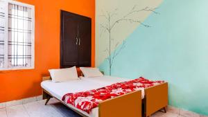 Un pat sau paturi într-o cameră la Zaina Tourist Home