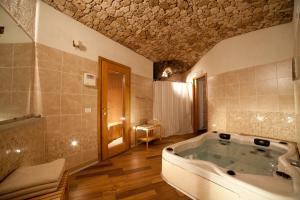 un bagno con una grande vasca in una stanza di Agriturismo Crotto Di Somana a Mandello del Lario Altre 37 foto