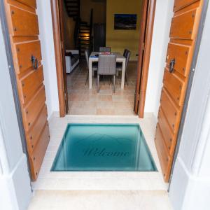 una piscina sul piano di una casa di Casa Vacanze Gran Sasso a Castel del Monte