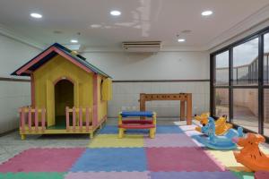 a small child's play room with toys on the floor at Quality Suites Vila Velha in Vila Velha