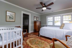 um quarto com 2 camas e uma ventoinha de tecto em Renowned historic home downtownacross from park em Winston-Salem