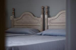 Giường trong phòng chung tại Villas y apartamentos Costa Brava