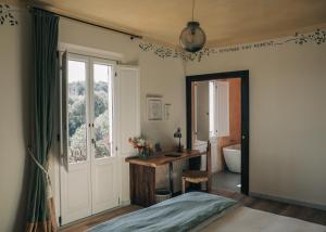 1 dormitorio con cama, lavabo y baño en Villa Lena, en Palaia