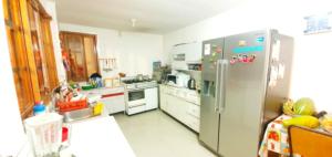 een keuken met een grote roestvrijstalen koelkast bij Edelmon't Beach in Los Órganos