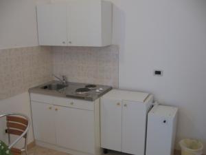 Kuchyň nebo kuchyňský kout v ubytování Guest House Caterina