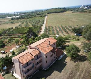 eine Luftansicht eines Hauses und eines Weinbergs in der Unterkunft Guest House Caterina in Poreč