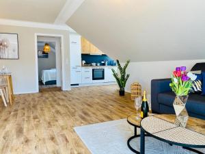 a living room with a couch and a table at Ferien-Apartment Riedperle mit Privatstrandzugang in Friedrichshafen