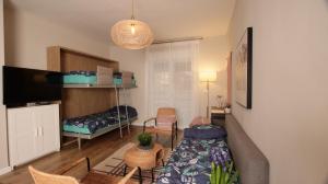 un piccolo soggiorno con letto e divano di Cute & Cozy House in Zichron Yaakov a Zikhron Ya‘aqov