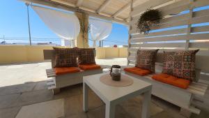 a living room with a couch and a table at MataRoom in Torre Lapillo