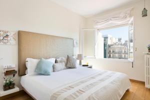 Postel nebo postele na pokoji v ubytování Stay U-nique Apartments Rambla Catalunya