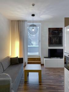 uma sala de estar com um sofá e uma mesa em No.1 Apartment House Oliver em Štrbské Pleso