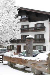 ライト・イム・ヴィンクルにあるAlpenparadiesの建物前の雪柵