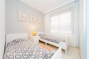 Łóżko lub łóżka w pokoju w obiekcie Luxurious 2 Bedroom Apartment near the beach