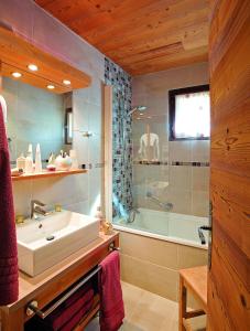 een badkamer met een wastafel, een douche en een bad bij Chalet Hôtel Les Airelles in Pralognan-la-Vanoise