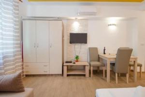 Televízia a/alebo spoločenská miestnosť v ubytovaní Guest House Mia