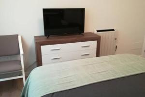 TV a/nebo společenská místnost v ubytování Casa Corredoira