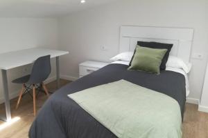 A bed or beds in a room at Casa Corredoira