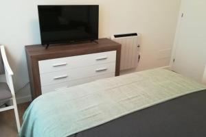TV a/nebo společenská místnost v ubytování Casa Corredoira
