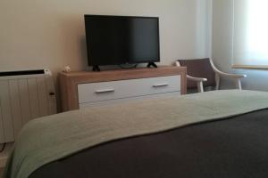 TV a/nebo společenská místnost v ubytování Casa Corredoira