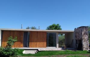 Casa con fachada de madera y patio en Magenta Complejo Cabañas & Spa en San Javier