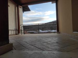 an open balcony with a view of the water at Il Castello - Casa nel cuore dell Abruzzo ideale per relax e montagna in Prata dʼAnsidonia +6 photos