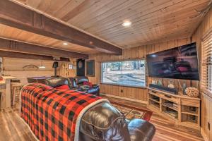 Μια τηλεόραση ή/και κέντρο ψυχαγωγίας στο Ruidoso A-Frame Cabin about 1 Mi to Grindstone Lake!