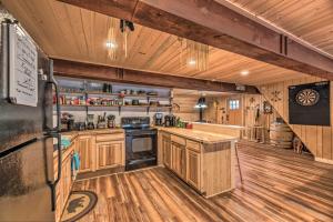 Ο χώρος του lounge ή του μπαρ στο Ruidoso A-Frame Cabin about 1 Mi to Grindstone Lake!