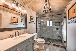 Ένα μπάνιο στο Ruidoso A-Frame Cabin about 1 Mi to Grindstone Lake! +33 φωτογραφίες