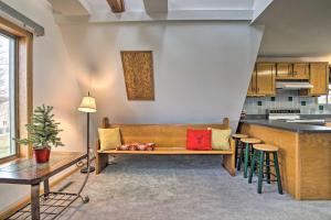 Kuchyň nebo kuchyňský kout v ubytování Vivid Cedar Ridge Cabin about 23 Miles to Wichita!