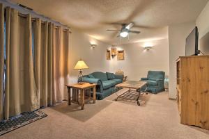 een woonkamer met 2 stoelen, een bank en een tafel bij Vivid Cedar Ridge Cabin about 23 Miles to Wichita! in Augusta
