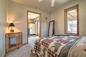 Postel nebo postele na pokoji v ubytování Vivid Cedar Ridge Cabin about 23 Miles to Wichita!