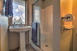 Koupelna v ubytování Vivid Cedar Ridge Cabin about 23 Miles to Wichita! + 21 fotografií