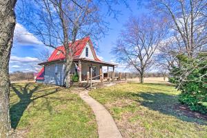 Zahrada ubytování Vivid Cedar Ridge Cabin about 23 Miles to Wichita!
