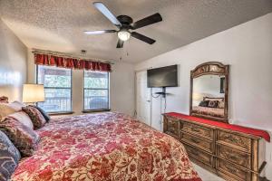 Giường trong phòng chung tại Ruidoso Condo with Private Hot Tub about 1 Mi to Dtwn!