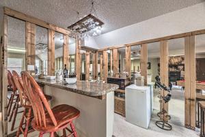 Nhà bếp/bếp nhỏ tại Ruidoso Condo with Private Hot Tub about 1 Mi to Dtwn!