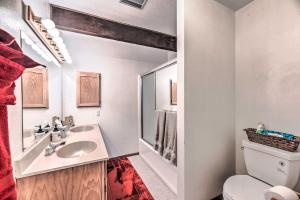 Phòng tắm tại Ruidoso Condo with Private Hot Tub about 1 Mi to Dtwn! +30 ảnh