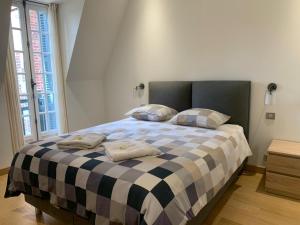 ドーヴィルにあるCMG - Magnifique maison de ville - Deauville - 350m plageのベッドルーム1室(枕2つ付)
