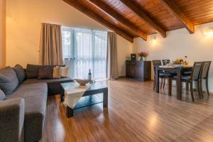 sala de estar con sofá y mesa en Villa Gardenia, en Donovaly