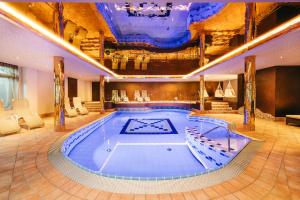 duży basen w dużym pokoju w obiekcie Hotel Bergjuwel w Neustift im Stubaital