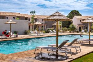 Bazén v ubytování Calarossa Bay Resort nebo v jeho okolí