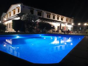 Bazén v ubytování Hotel Restaurante Las Buitreras nebo v jeho okolí