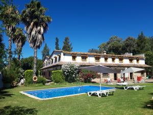 Bazén v ubytování Hotel Restaurante Las Buitreras nebo v jeho okolí