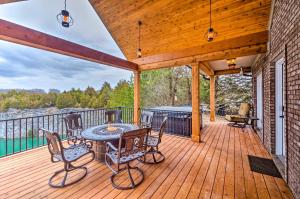 Gallery image of Tranquility Lake Getaway with Hot Tub on 27 Acres! in Columbia