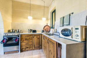 Galeriebild der Unterkunft 'Feel@Home' Xlendi Retro Designer Apt 30sec from beach in Xlendi