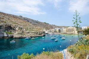 Galeriebild der Unterkunft 'Feel@Home' Xlendi Retro Designer Apt 30sec from beach in Xlendi